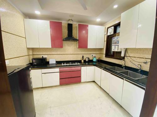 Η κουζίνα ή μικρή κουζίνα στο Olive Serviced Apartments - Central Delhi