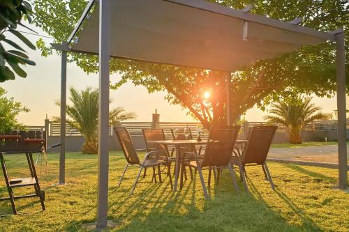 Gambar di galeri bagi Villa Erytha - Serene Retreat with Views & Garden di Mesimérion