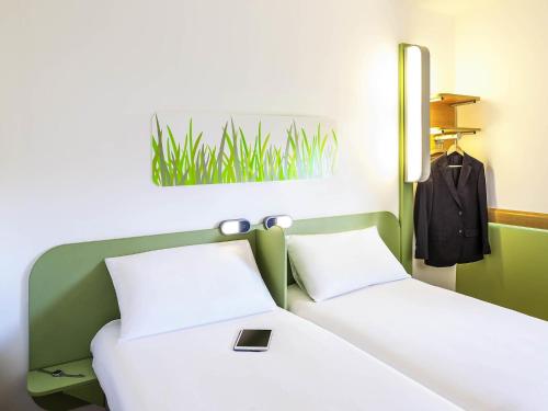 a pair of beds in a room at ibis budget Leicester in Leicester