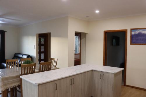 een keuken met een aanrecht en een eetkamer bij Black Rock Cottage in Camperdown
