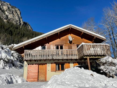 Vue générale sur la montagne ou vue sur la montagne depuis le chalet