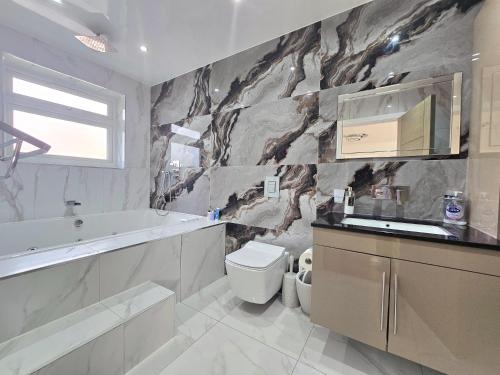 Ένα μπάνιο στο Stylish 6-Bed Retreat with Parking and Jacuzzi