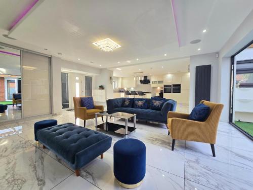 Χώρος καθιστικού στο Stylish 6-Bed Retreat with Parking and Jacuzzi