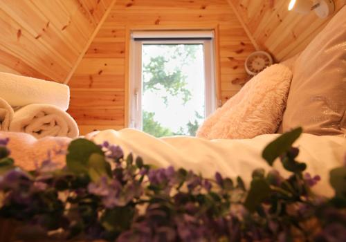 Sycamore Lodge with Hot Tub- Quirky & Romanticにあるベッド