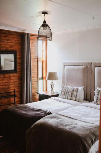 Una cama o camas en una habitación de Fireside Cabin