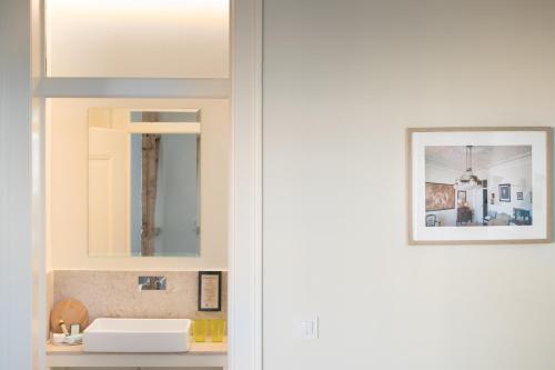 un bagno con lavandino e specchio di Hermitage Castelo - Casa Chafariz a Lisbona