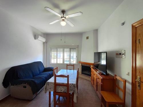 Μια τηλεόραση ή/και κέντρο ψυχαγωγίας στο Apartamentos Cala Enmedio Cabo de Gata