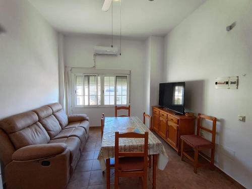 Μια τηλεόραση ή/και κέντρο ψυχαγωγίας στο Apartamentos Cala Enmedio Cabo de Gata