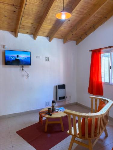ビージャ・ヤカントにあるCasitas Del Champaquiのテーブルとテレビのあるリビングルーム