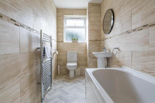a bathroom with a tub and a toilet and a sink at House - Sleeps 5 - Pet friendly - Parking - Garden in Newcastle upon Tyne