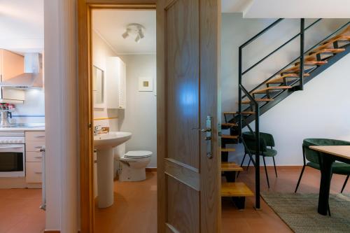 bagno con servizi igienici e scala a chiocciola di Pinaserena Chic duplex with garden in Villanúa a Villanúa