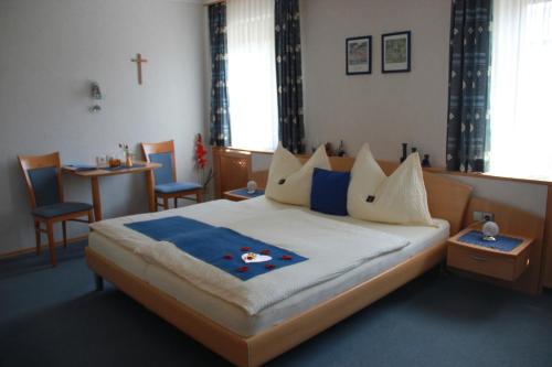 A bed or beds in a room at Haus Regina