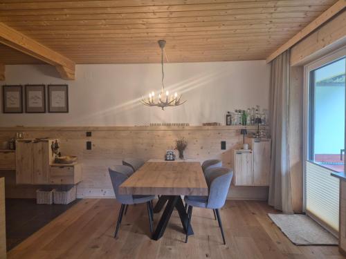 a dining room with a wooden table and chairs at Chaletwohnung Innerkrems in Innerkrems
