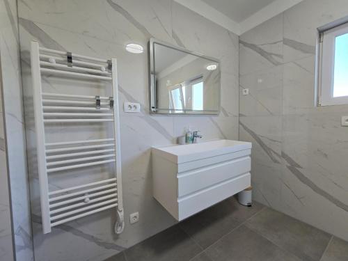 Ένα μπάνιο στο Holiday Home Lolita with pool