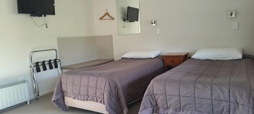 Ein Bett oder Betten in einem Zimmer der Unterkunft Glacier View Motel