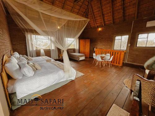 un dormitorio con una cama con mosquitera en Mad Safari Bush Camp, en Phalaborwa