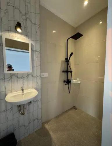 a bathroom with a sink and a shower at Greenland Villa in Nusa Lembongan