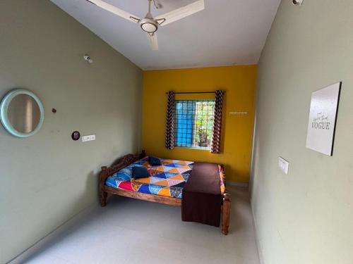 una camera da letto con un letto in una stanza con una finestra di The Pepper Room a Chikmagalūr