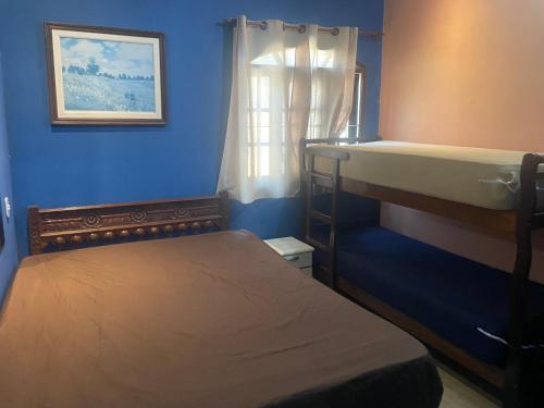 a bedroom with two bunk beds and a window at Casa ampla a 100 passos do mar, piscina, churrasqueira, salão de jogos in Saquarema