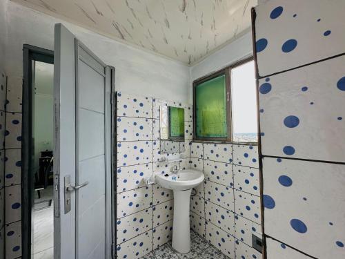 ein Badezimmer mit Toilette und Waschbecken in der Unterkunft Loft Residence KOTTO in Douala