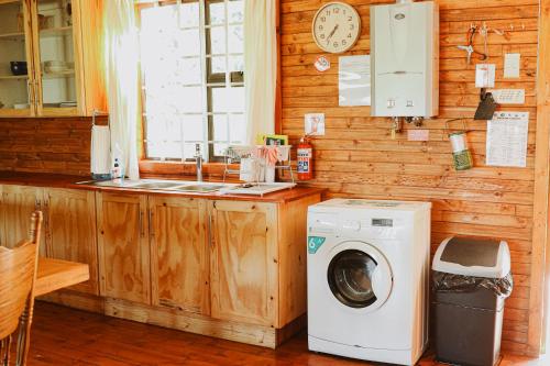 Una cocina o cocineta en Fireside Cabin