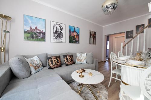 un soggiorno con un divano e un tavolo di The Royal House a Hunedoara