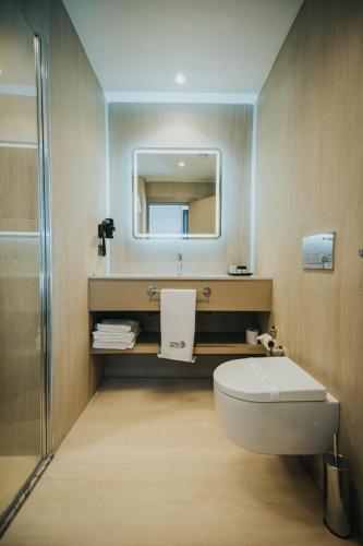 Ένα μπάνιο στο Echinus Blue Hotel