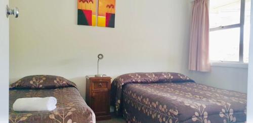 Ein Bett oder Betten in einem Zimmer der Unterkunft Glacier View Motel
