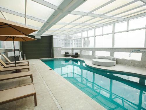 Der Swimmingpool an oder in der Nähe von Mercure Camboriu