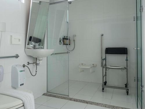 Ванная комната в Mercure Maceio Pajuçara