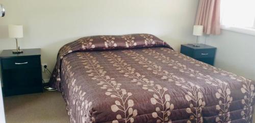 Ein Bett oder Betten in einem Zimmer der Unterkunft Glacier View Motel
