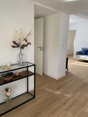 a living room with a vase of flowers on a shelf at Casa da Ribeirinha in Sertã