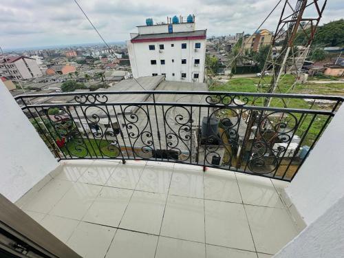 ein Balkon mit Blick auf ein Gebäude in der Unterkunft Loft Residence KOTTO in Douala