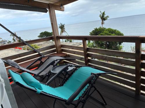 a hammock on a deck overlooking the beach at Coin paisible du nord in Acoua