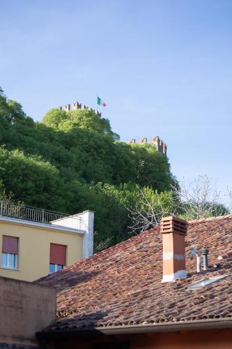 a castle on top of a hill behind a roof at 56Bastia in Valeggio sul Mincio
