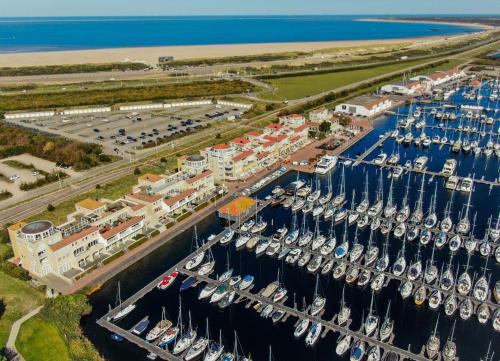 an aerial view of a marina with many boats at Kabbelaarsbank 405 - Port Marina Zélande NOT INTENDED FOR COMPANY OR WORK-RELATED STAYS in Ouddorp