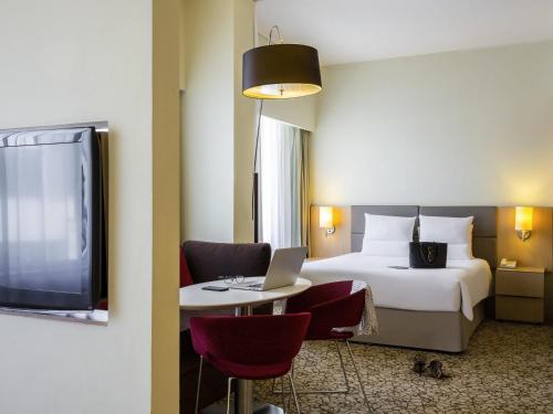 Postel nebo postele na pokoji v ubytování Novotel Suites Mall Avenue Dubai