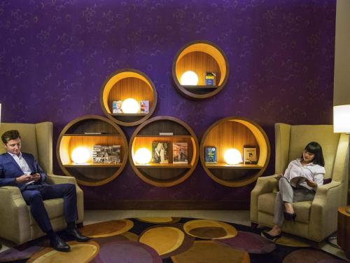 Posezení v ubytování Novotel Suites Mall Avenue Dubai