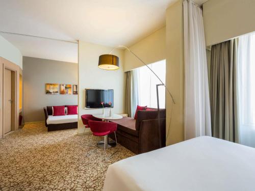 Postel nebo postele na pokoji v ubytování Novotel Suites Mall Avenue Dubai