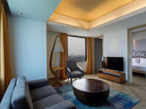 Una televisión o centro de entretenimiento en Mercure Jakarta Simatupang