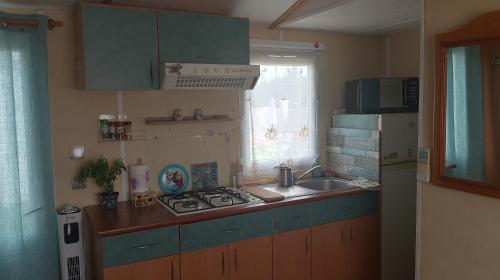 Kuchyň nebo kuchyňský kout v ubytování La Vida el Verano en Novo Sancti Petri - Casa Acogedora