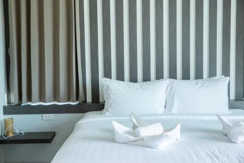 a large white bed with two white butterflies on it at DANUP VILLA in Wok Tum