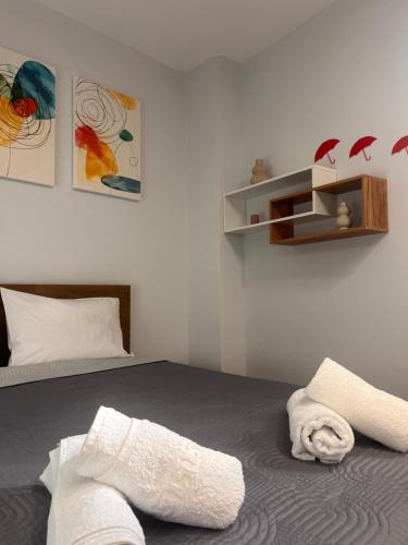 a bedroom with a bed with towels on the floor at Ήρεμο σπίτι casa puente in Stenón