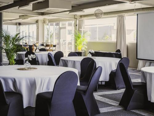 Un restaurante o sitio para comer en Mercure Centro Port Macquarie