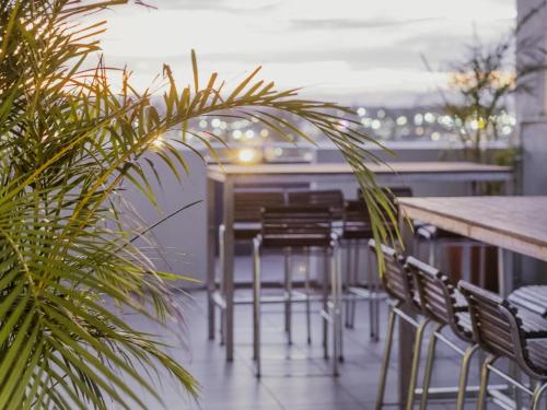 Un restaurante o sitio para comer en Mercure Centro Port Macquarie