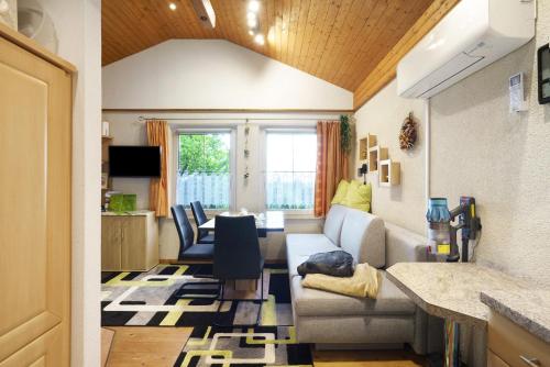 a living room with a couch and a table at Ferienhaus am Wald mit Südblick in Steina