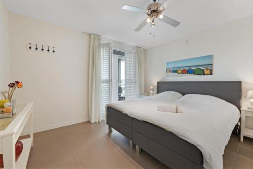 a bedroom with a bed and a ceiling fan at Kabbelaarsbank 512 - Port Marina Zélande NOT INTENDED FOR COMPANY OR WORK-RELATED STAYS in Ouddorp