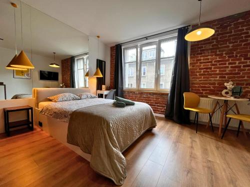 Giường trong phòng chung tại Jacuzzi Kraków Loft - Design Apartments