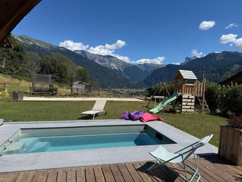Ein allgemeiner Bergblick oder ein Berglick von des Chalets aus