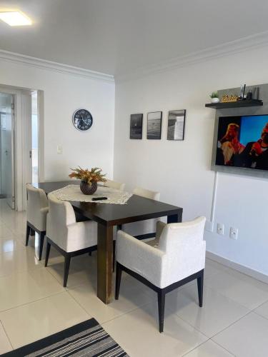 a dining room with a table and chairs at Apto ideal entre Aeroporto, a Praia e o Beto Carrero in Navegantes